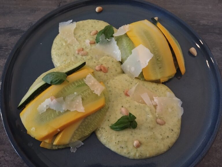 Ravioles végétales de courgette, basilic, parmesan et pignons de pin