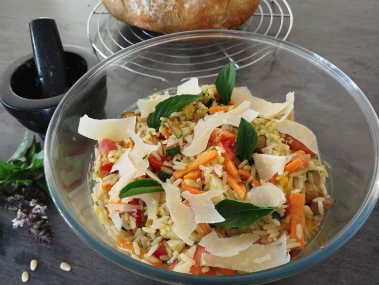 Salade de riz aux légumes et pesto