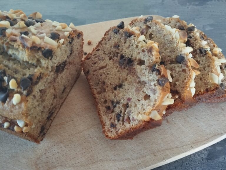 Cake ultra moelleux aux dattes, pépites de chocolat et noisettes (sans sucre ajouté)