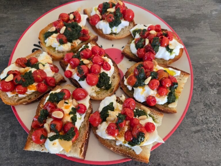 Tartines apéritives burrata- tomates confites